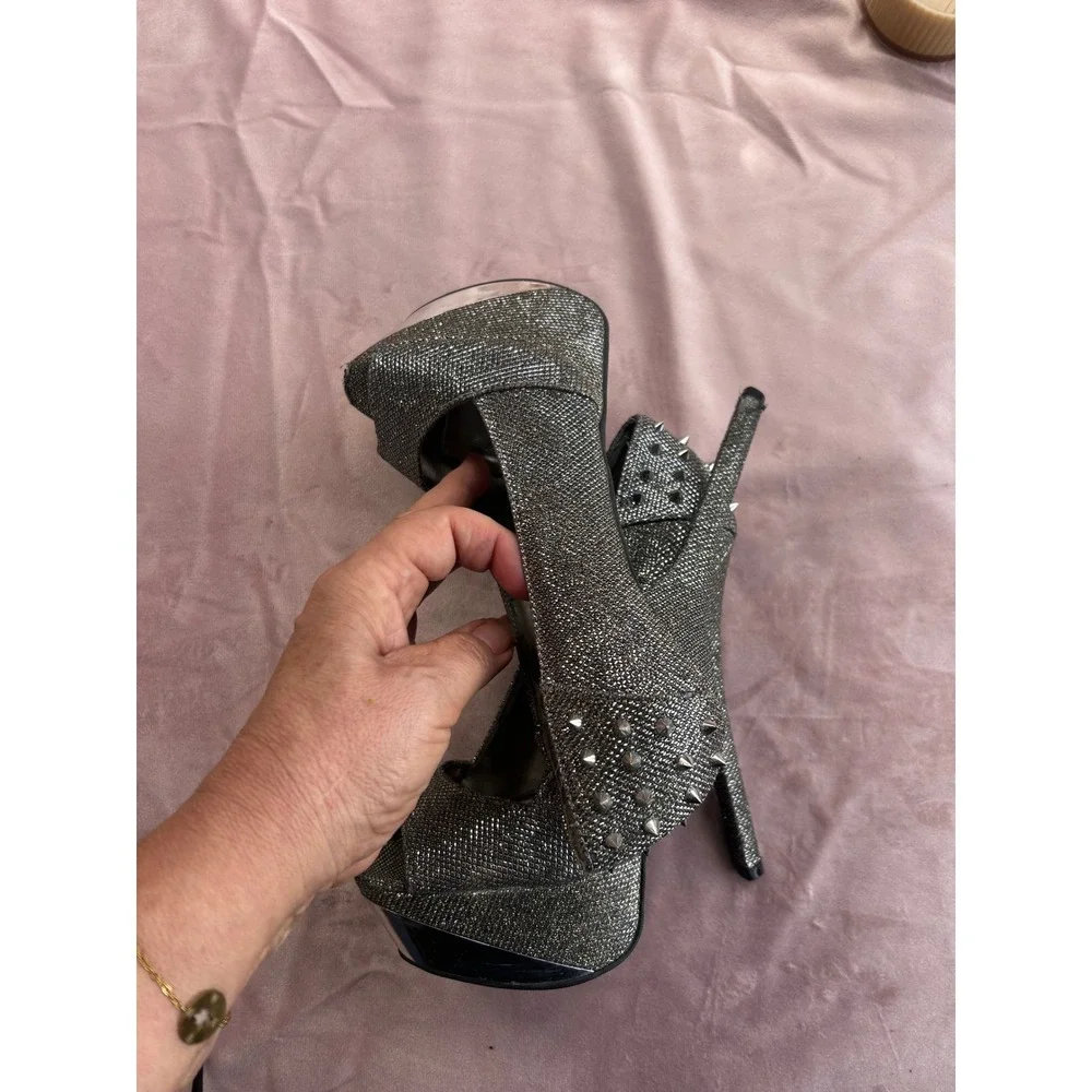 Qupid Platform Pumps Women's Size 7.5 Silver Spiked Heel